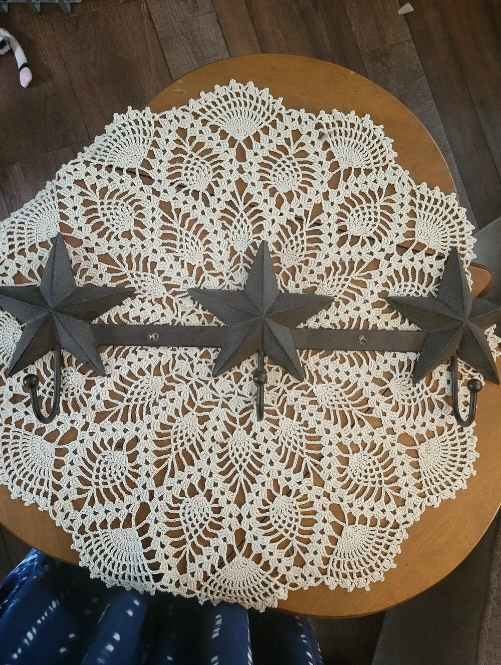 Metal wall-mounted decorative hook rack with three star designs